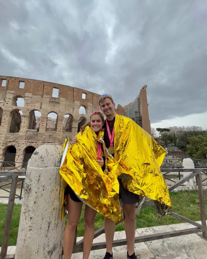 Julie og Sivert etter et løp ved Colosseum i Roma
