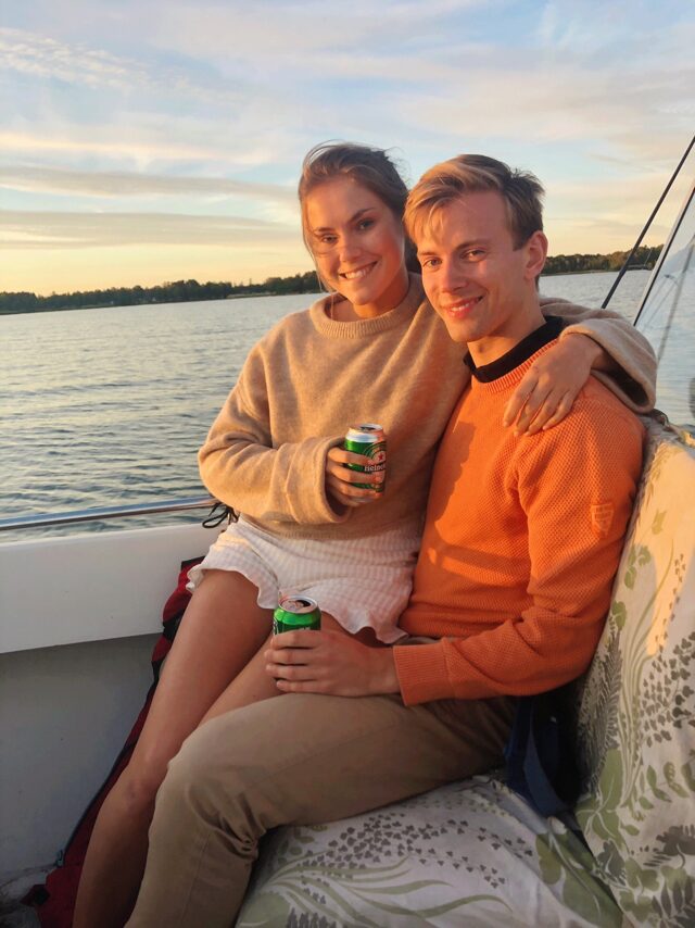 Julie og Sivert på båttur i solnedgang