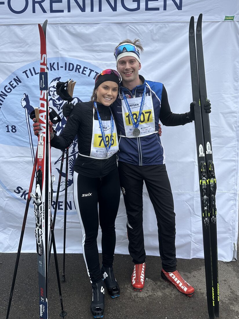 Julie og Sivert med medaljer etter Holmenkollmarsjen