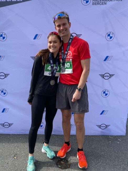 Julie og Sivert med medaljer etter Bergen Halvmaraton